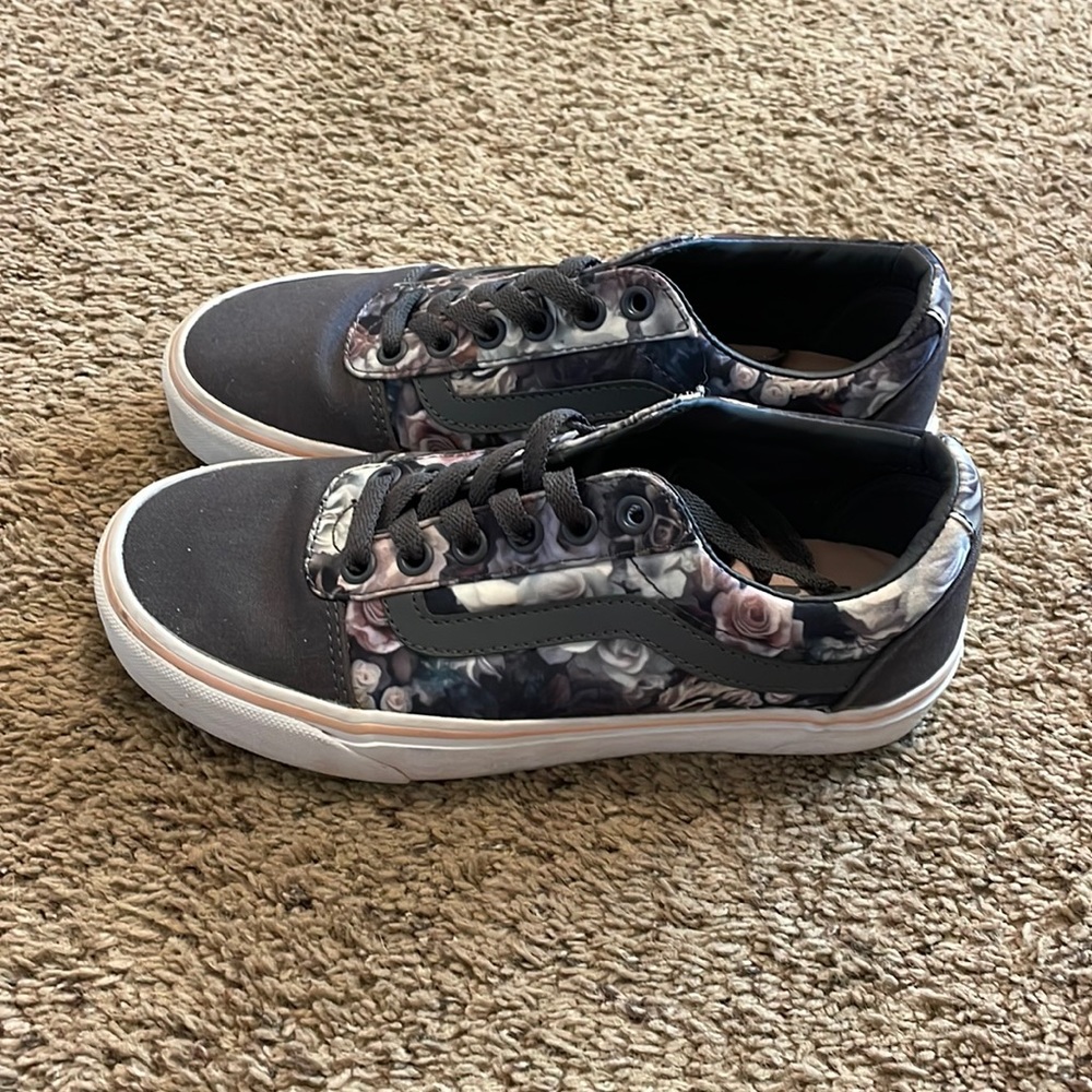 Womens size 6 Van's vintage flower shoes.